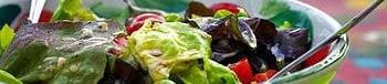 Ensalada de espinaca con vinagreta de nuez y polvo de grillo