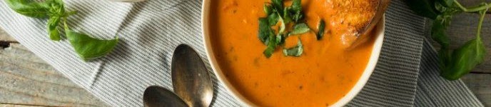 Sopa de jitomate y pimiento rostizado con polvo de grillo